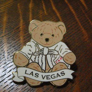 🐻 FAO Schwarz Las Vegas NV Vintage Lapel Pin